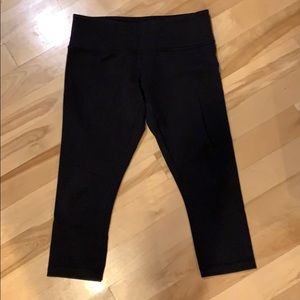 Lululemon women’s black fitted capris